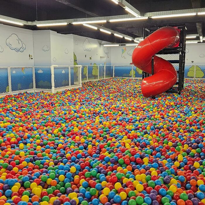 I Got To Pull An All Nigther In A Mall And This Was So Eery