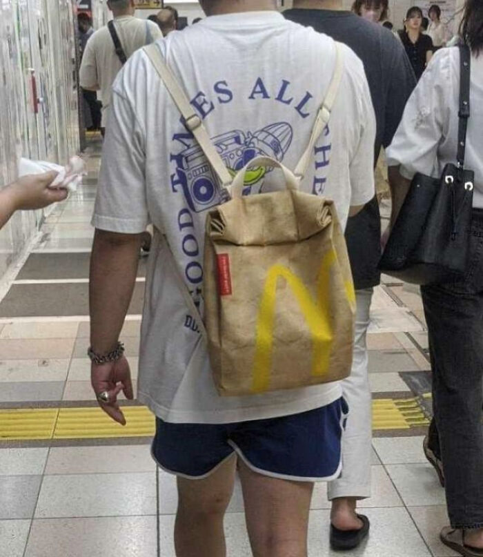 Mochila que parece una bolsa de papel de McDonalds