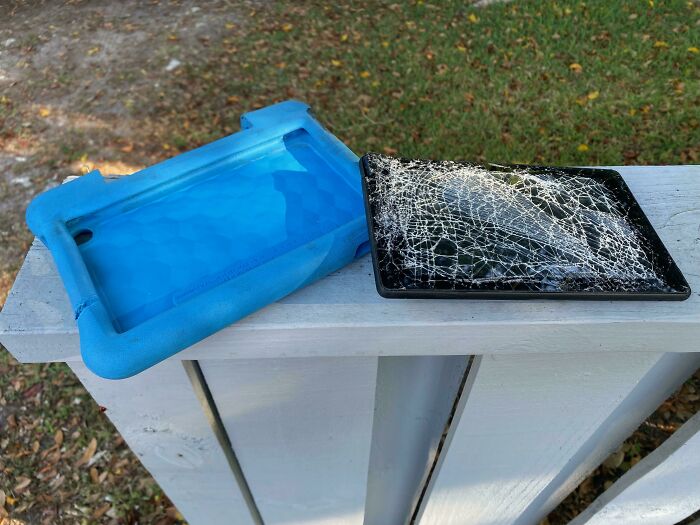 Husband Had Two Jobs: Put Toddler In Car Seat And Hand Him Tablet From Car's Roof. Guess, Which He Forgot?