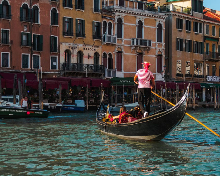 “She Slaps Him So Hard My Face Hurt”: 30 Of The Worst Proposal Fails That Had Witnesses Cringing