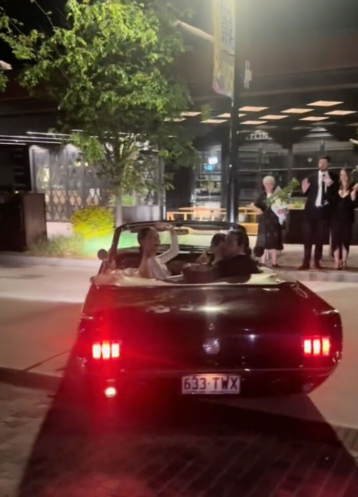 People Are Loving This Couple&rsquo;s Non-Traditional Choices For Best Man And Maid Of Honor