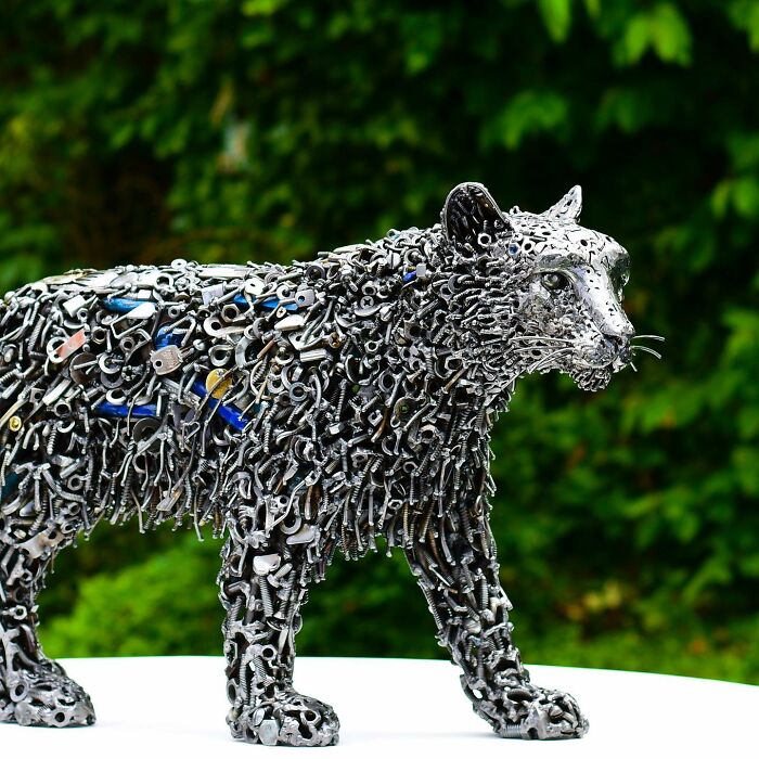 A sculpture of a cat
