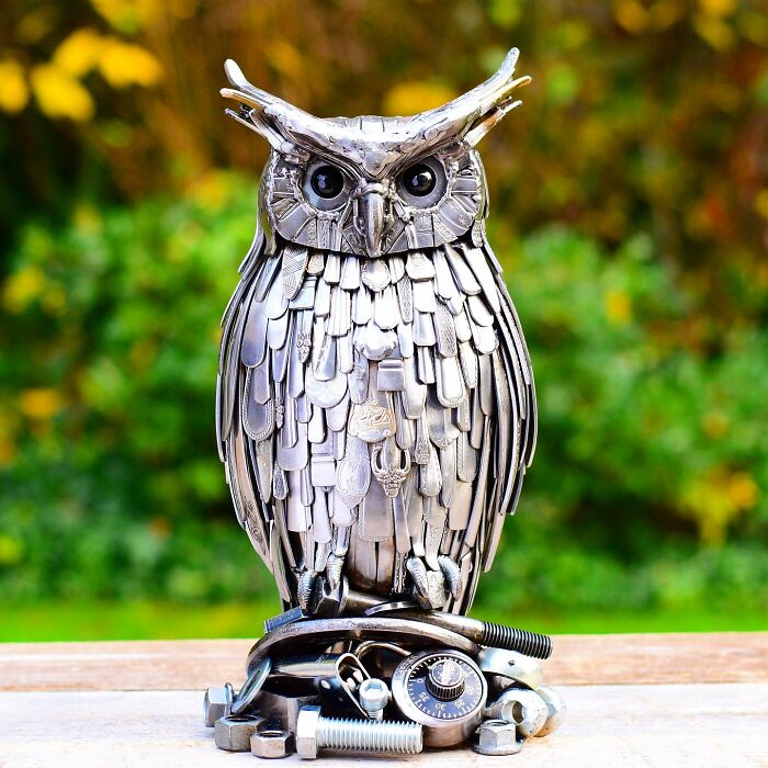 A sculpture of an owl