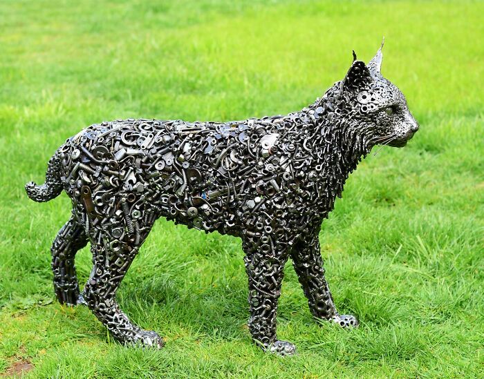 A sculpture of a cat