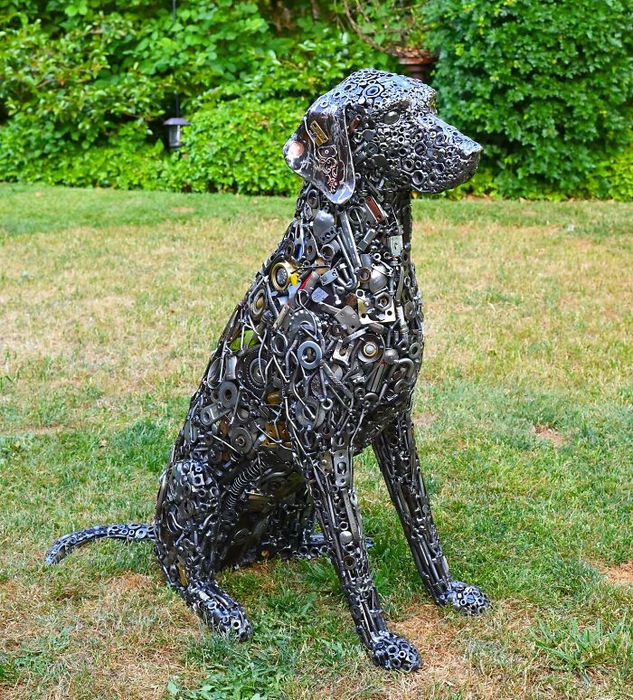 A sculpture of a dog