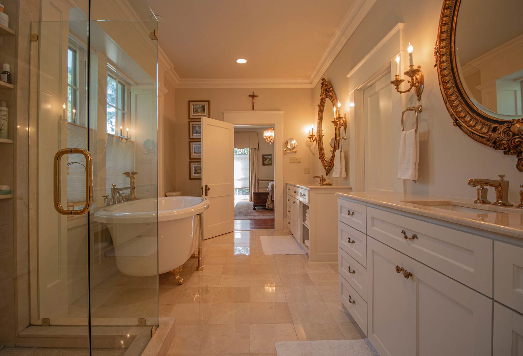 Bathroom with gilded lights and mirrors
