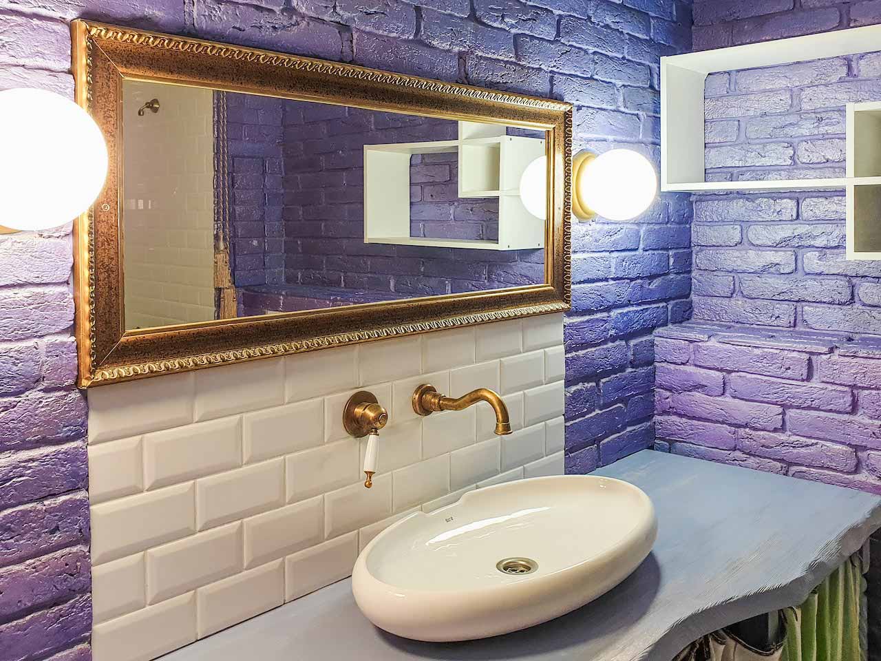 Bathroom with double lights
