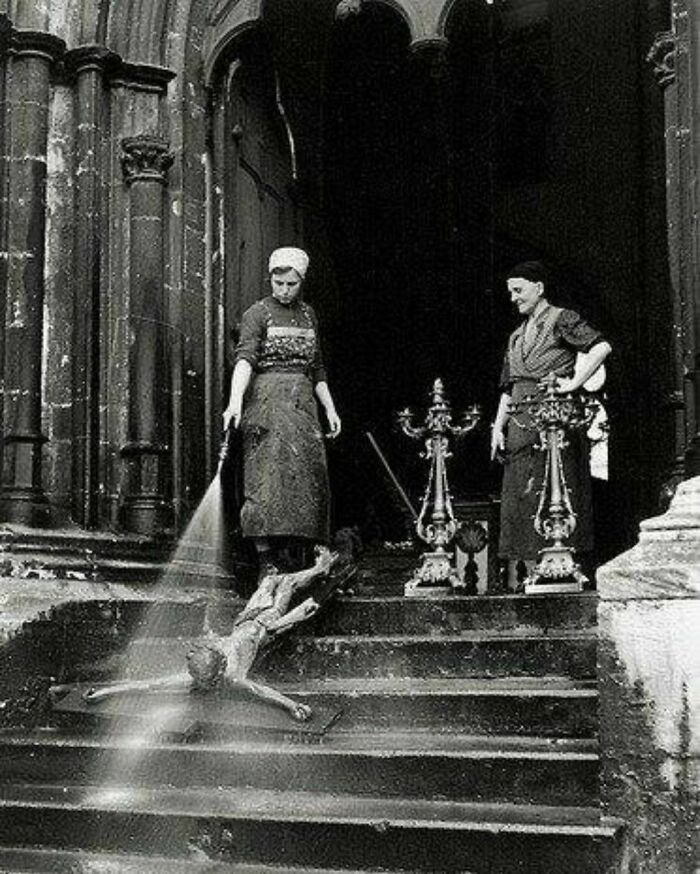 Cleaning Women Washing A Crucifix, 1938