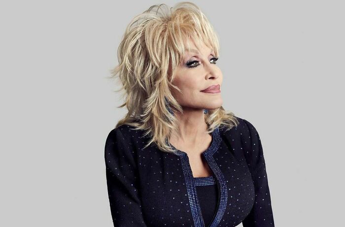 Dolly Parton Has Been Sleeping With Full-On Makeup On Since The &lsquo;80s