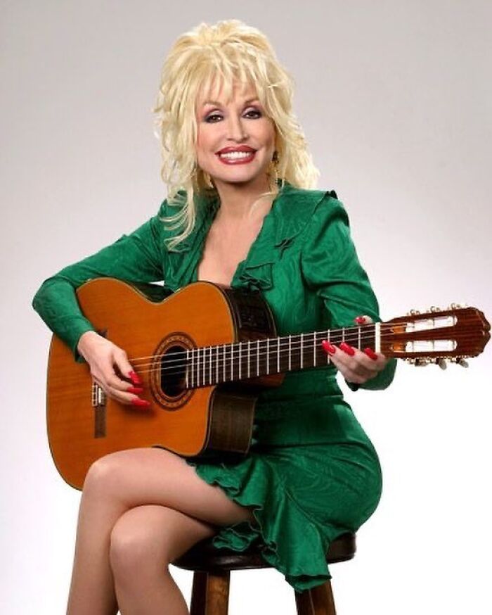 Dolly Parton Has Been Sleeping With Full-On Makeup On Since The &lsquo;80s
