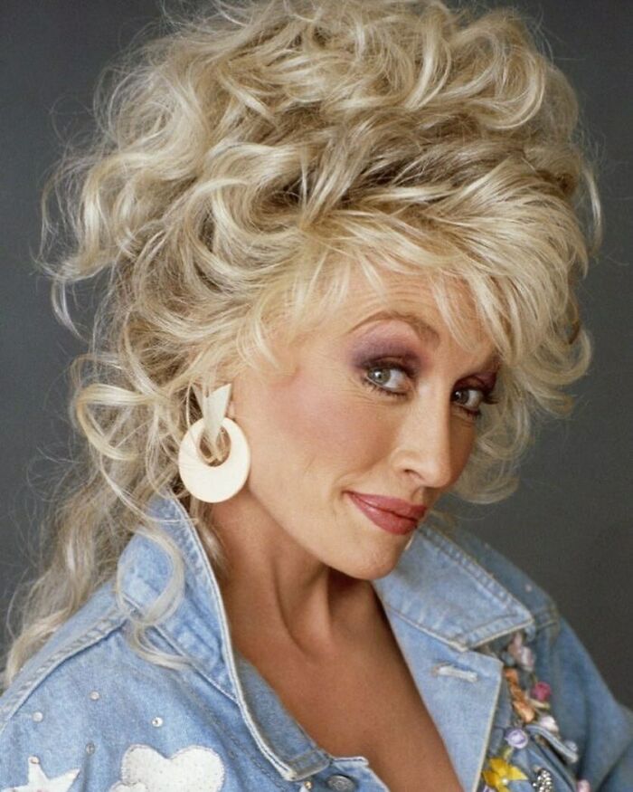 Dolly Parton Has Been Sleeping With Full-On Makeup On Since The &lsquo;80s