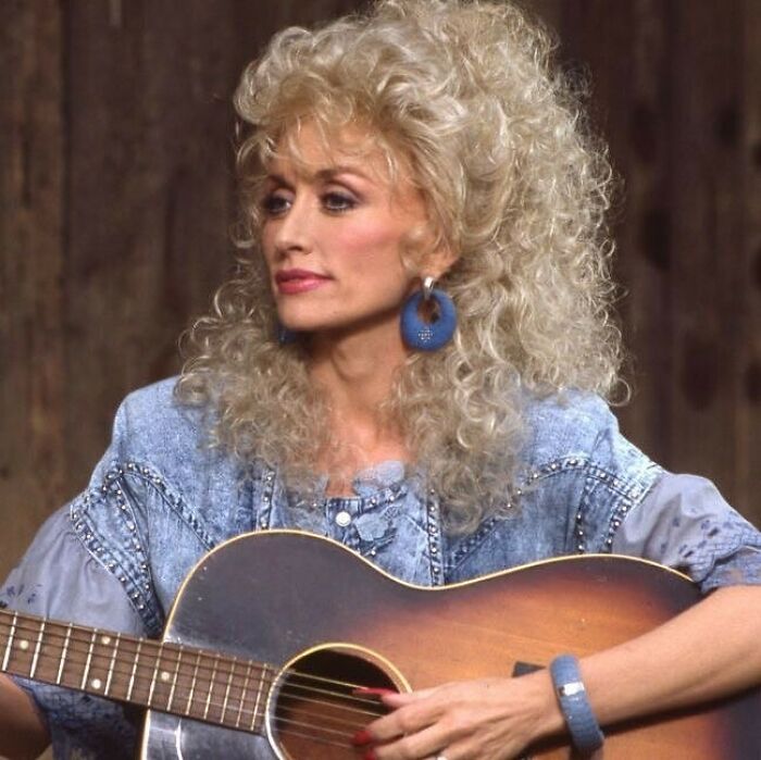 Dolly Parton Has Been Sleeping With Full-On Makeup On Since The &lsquo;80s