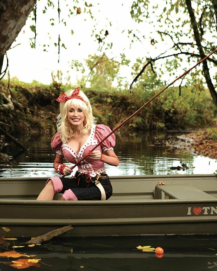 Dolly Parton Has Been Sleeping With Full-On Makeup On Since The &lsquo;80s