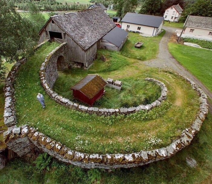 30 Intentional And Accidental Pieces Of Art That People Have Found All Over The World (New Pics)