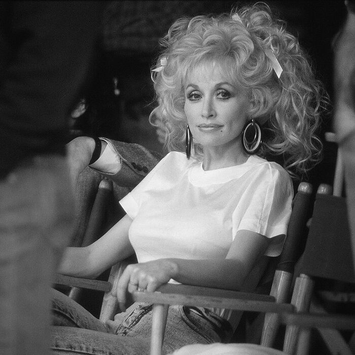 Dolly Parton Has Been Sleeping With Full-On Makeup On Since The &lsquo;80s