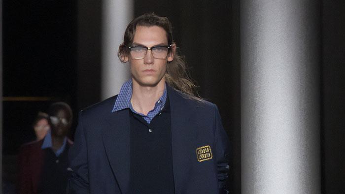 Unwashed Hair And “Mermaidcore” Is The New Fashion Trend For Spring 2024, Vogue Says Unwashed Hair And “Mermaidcore” Is The New Fashion Trend For Spring 2024, Vogue Says