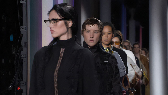 Unwashed Hair And “Mermaidcore” Is The New Fashion Trend For Spring 2024, Vogue Says Unwashed Hair And “Mermaidcore” Is The New Fashion Trend For Spring 2024, Vogue Says