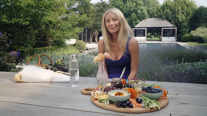 'Goop' Founder Gwyneth Paltrow Wins The Internet After Using Her Oscar As A Doorstop