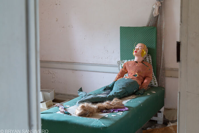 I Unearthed An Abandoned Residence Filled With Old Life-Size Mermaids With A Gruesome Backstory I Unearthed An Abandoned Residence Filled With Old Life-Size Mermaids With A Gruesome Backstory