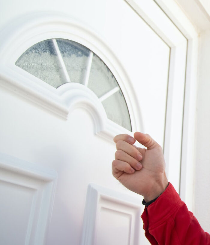 person knocking at the door 