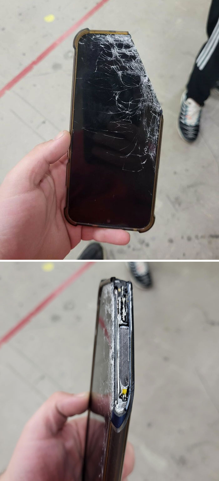 Dejó el móvil bajo el cortador de papel industrial