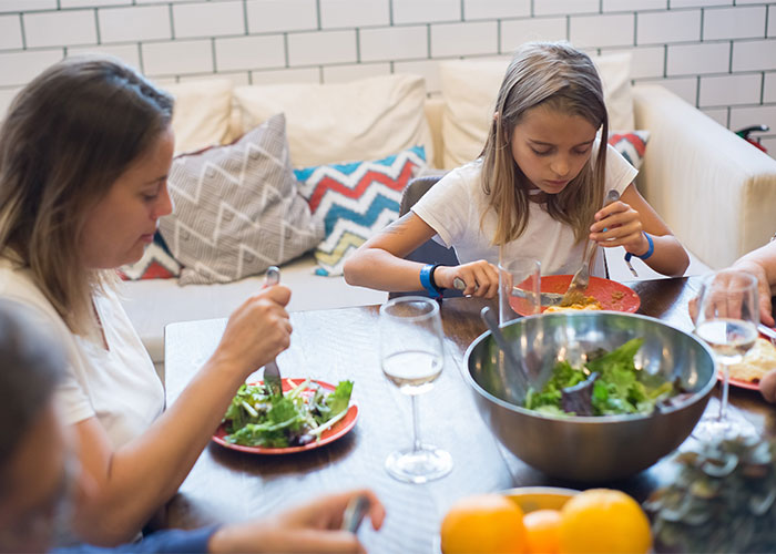 "¿Cuáles son las 'normas de la casa' más extrañas que te has encontrado al visitar a alguien?" (20 Respuestas)