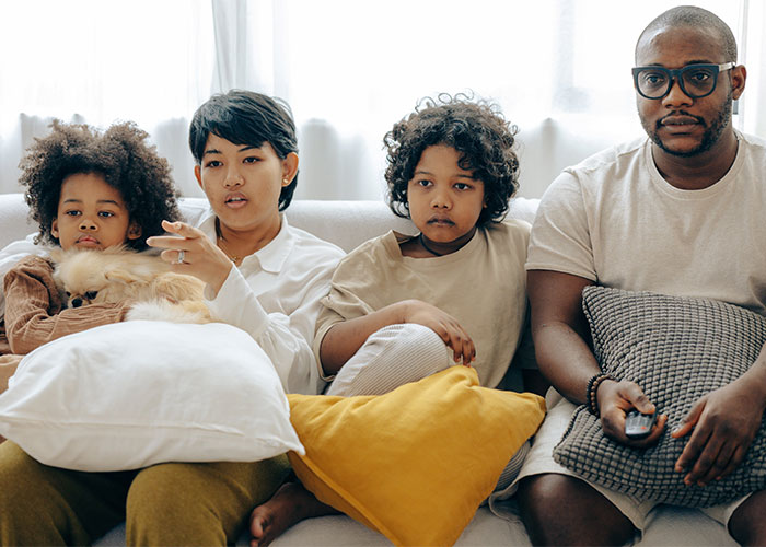 "¿Cuáles son las 'normas de la casa' más extrañas que te has encontrado al visitar a alguien?" (20 Respuestas)