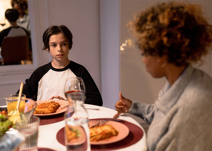 "¿Cuáles son las 'normas de la casa' más extrañas que te has encontrado al visitar a alguien?" (20 Respuestas)