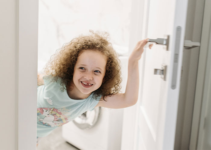 "¿Cuáles son las 'normas de la casa' más extrañas que te has encontrado al visitar a alguien?" (20 Respuestas)