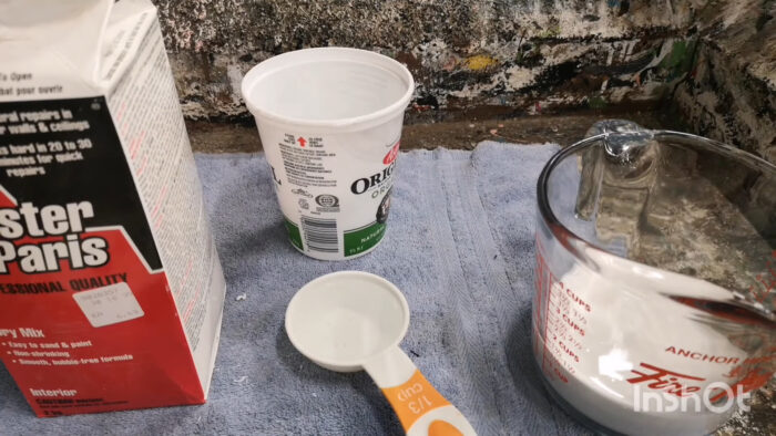 A table with all the materials to make chalk paint A table with all the materials to make chalk paint