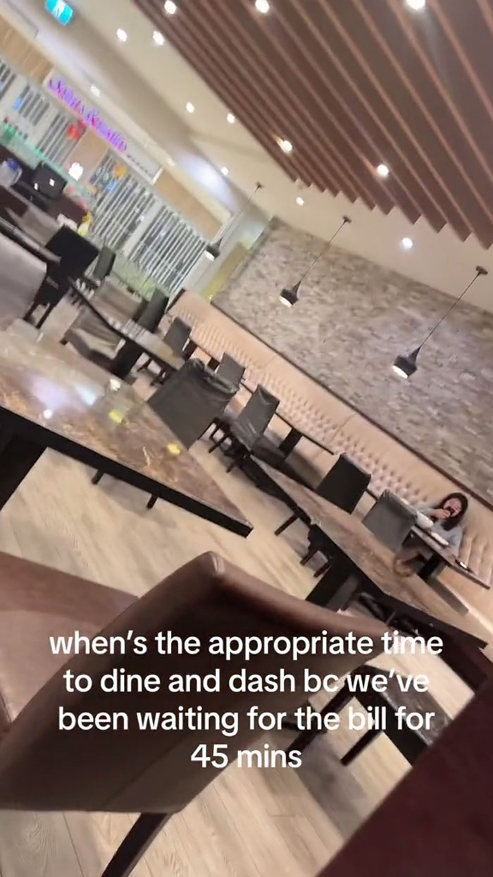Woman Asks If It&rsquo;s Appropriate To Leave After Not Getting A Bill For 45 Minutes, Netizens Chime In