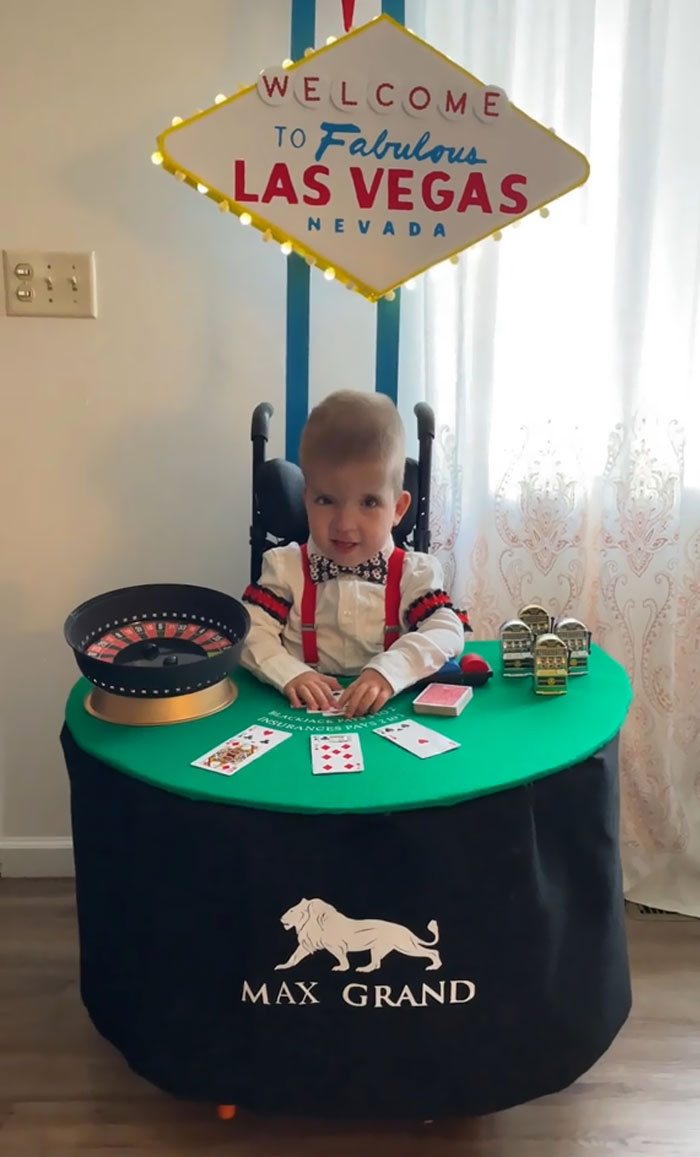 Blackjack Dealer At The Max Grand