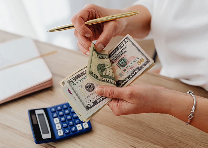 Family Therapist Starts Asking For $20 Tips, Leaves A Bad Taste In Her Client's Mouth