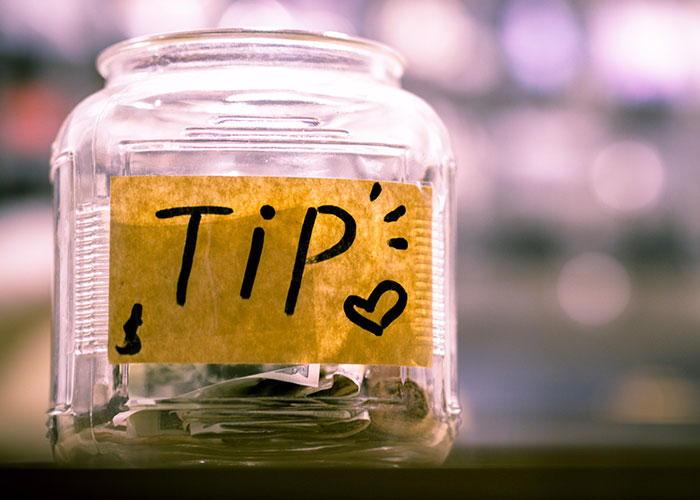 Family Therapist Starts Asking For $20 Tips, Leaves A Bad Taste In Her Client's Mouth