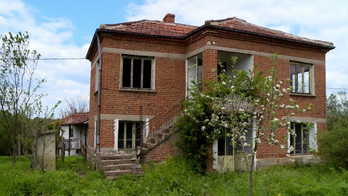 "We Can&rsquo;t Do That In The UK": Scottish Dad Buys Six-Bedroom Mansion In Bulgaria For &pound;3,000 