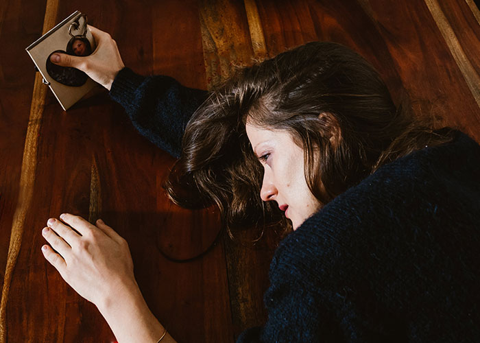 Man Breaks Up With GF After His Suspicions Of Her Copying His Dead Wife Can't Be Denied Anymore