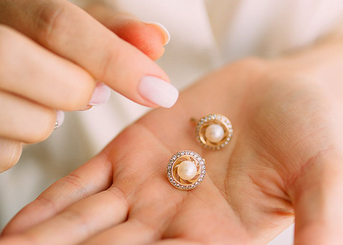 Man Breaks Up With GF After His Suspicions Of Her Copying His Dead Wife Can't Be Denied Anymore