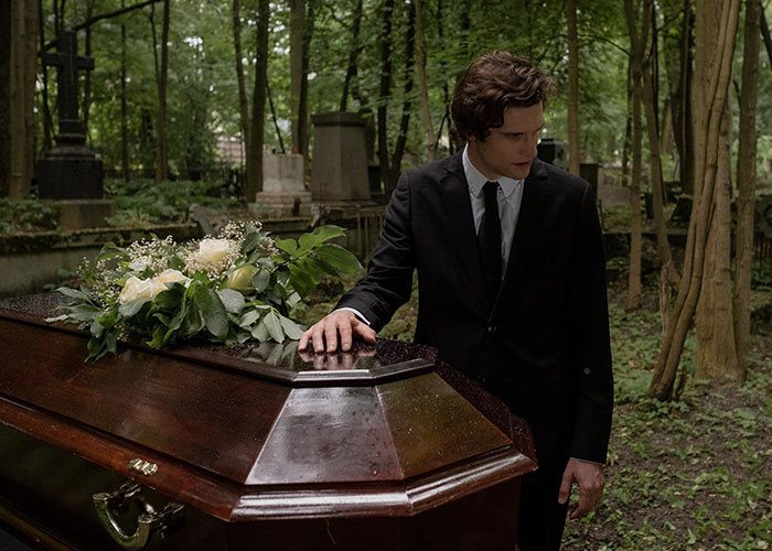 Man Breaks Up With GF After His Suspicions Of Her Copying His Dead Wife Can't Be Denied Anymore