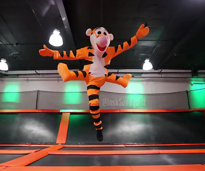 Every Halloween, This One-Legged Guy Makes A Brilliant Halloween Costume, Here Is His 2023 Look