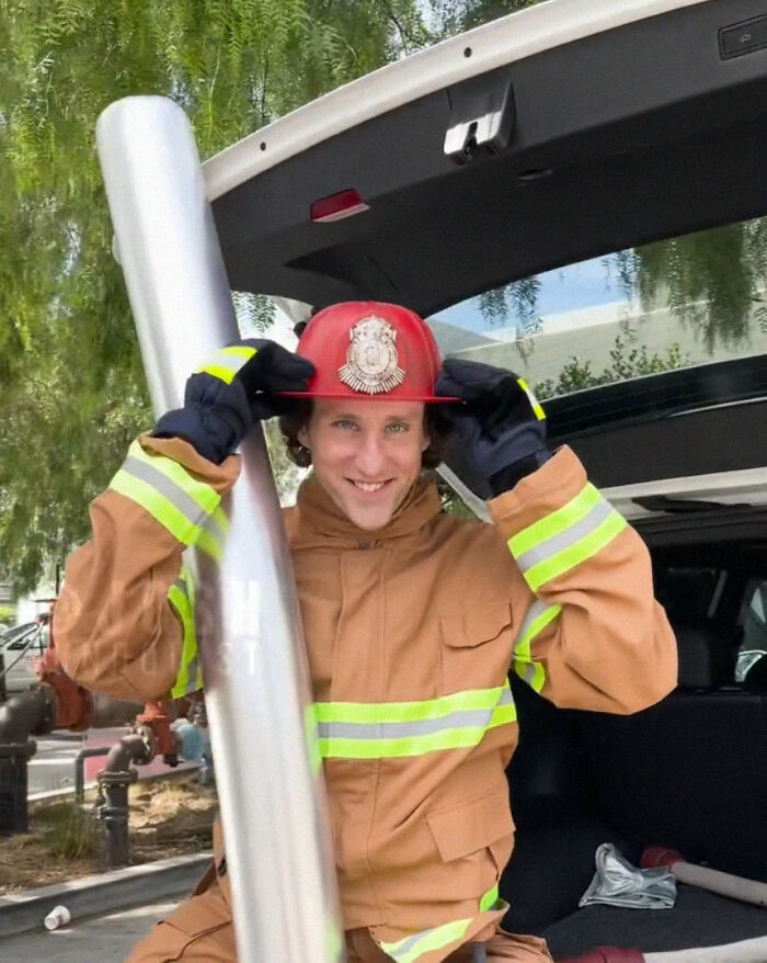 Every Halloween, This One-Legged Guy Makes A Brilliant Halloween Costume, Here Is His 2023 Look