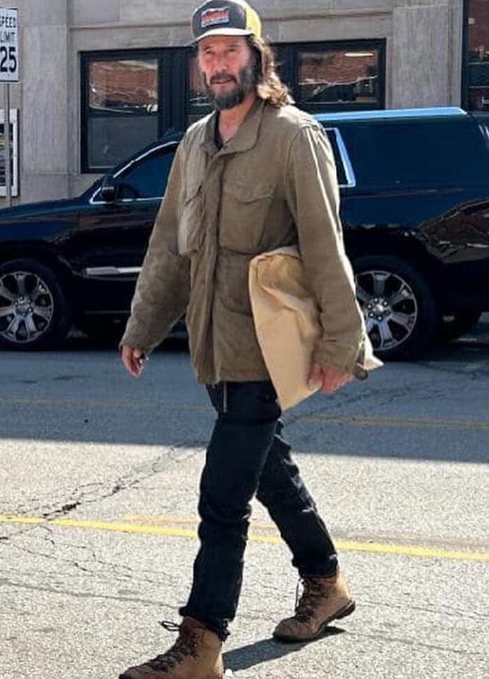 Keanu Reeves Once Again Proves That He’s A Good Guy By Agreeing To Play Catch With 9 Y.O. Fan Keanu Reeves Once Again Proves That He’s A Good Guy By Agreeing To Play Catch With 9 Y.O. Fan