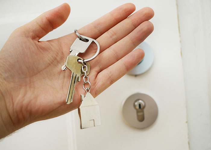 “We Didn’t Agree With Paying $1,000”: Landlord Demands Compensation For A Scratch On The Floor “We Didn’t Agree With Paying $1,000”: Landlord Demands Compensation For A Scratch On The Floor