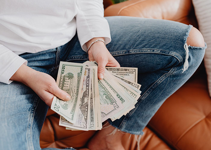 “We Didn’t Agree With Paying $1,000”: Landlord Demands Compensation For A Scratch On The Floor “We Didn’t Agree With Paying $1,000”: Landlord Demands Compensation For A Scratch On The Floor