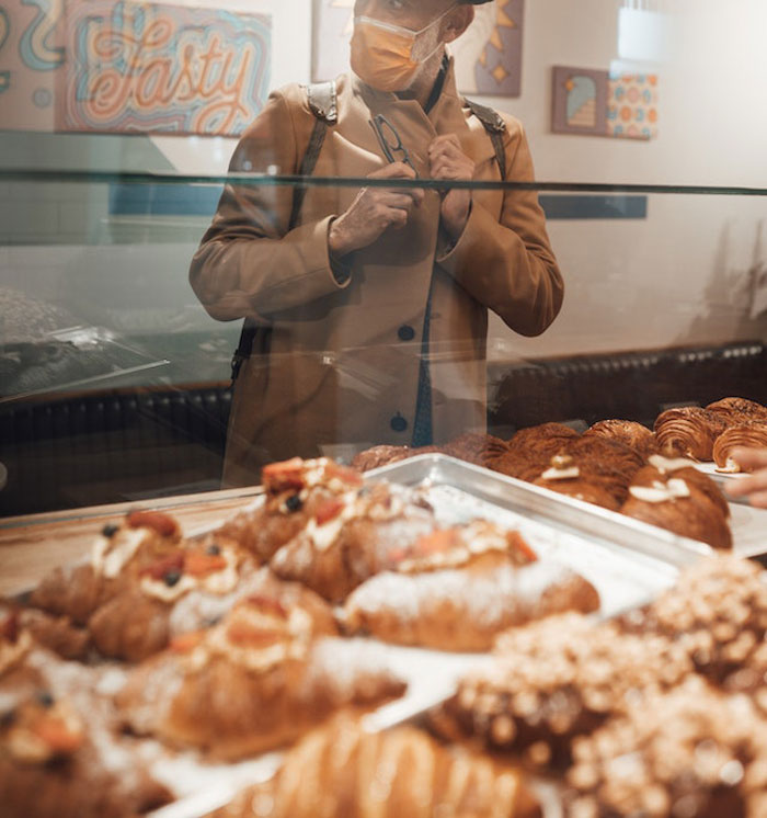 Man Buys A Bakery's Last Cake For His Pregnant Wife, Kid Throws A Tantrum Because She Wanted It Man Buys A Bakery's Last Cake For His Pregnant Wife, Kid Throws A Tantrum Because She Wanted It