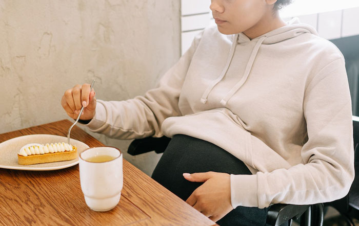 Man Buys A Bakery's Last Cake For His Pregnant Wife, Kid Throws A Tantrum Because She Wanted It Man Buys A Bakery's Last Cake For His Pregnant Wife, Kid Throws A Tantrum Because She Wanted It