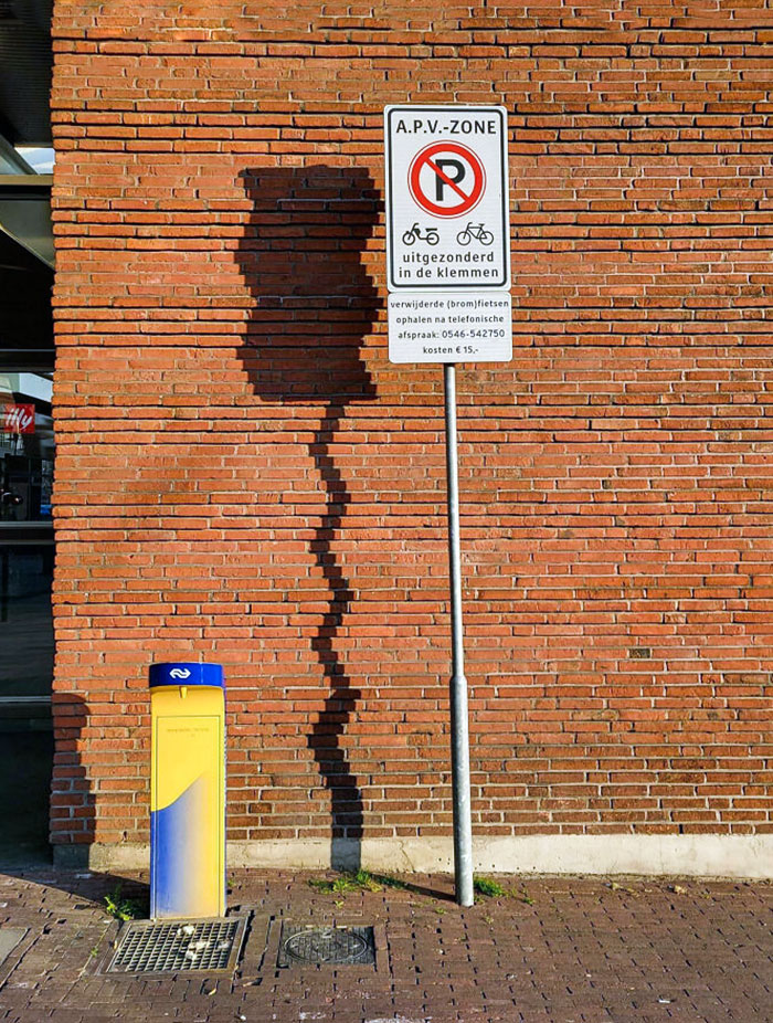 La sombra en la pared de ladrillos