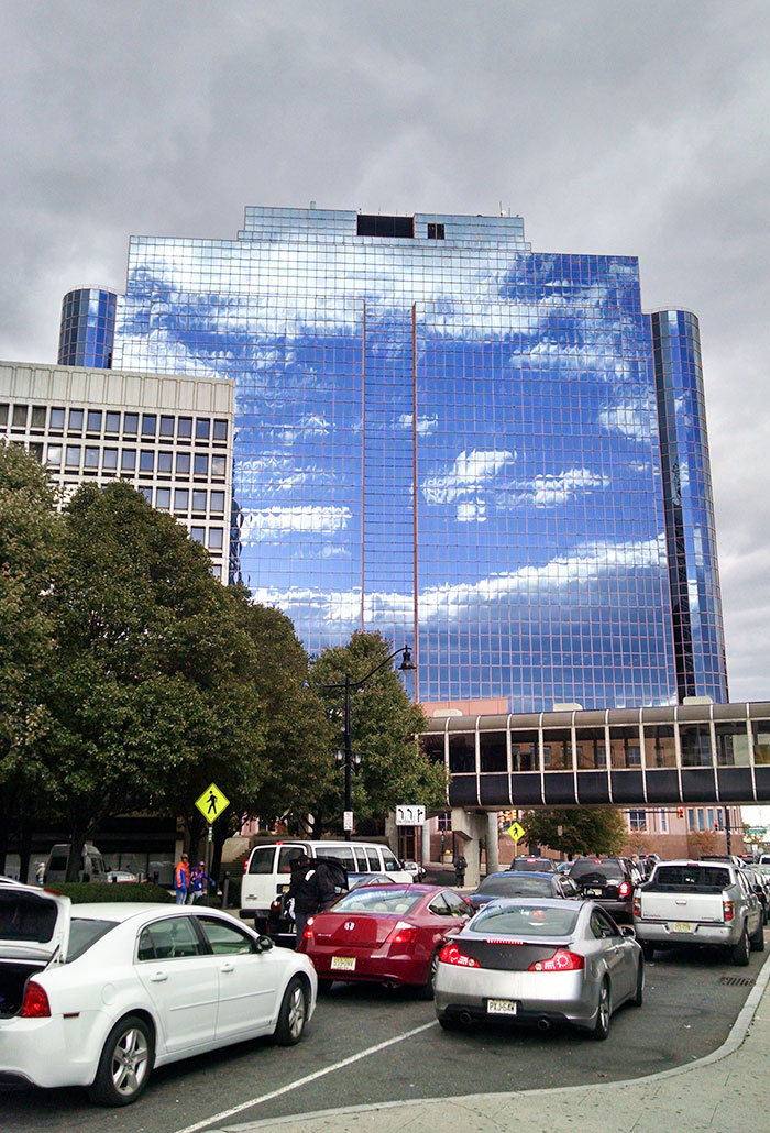 Reflejo del sol en un cielo tormentoso