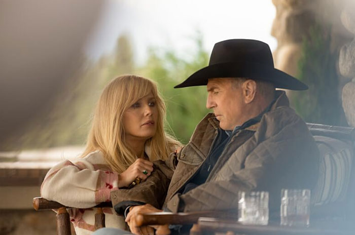 People Roast Male Writers For These 32 TV And Movie Female Characters That Just Don't Make Sense