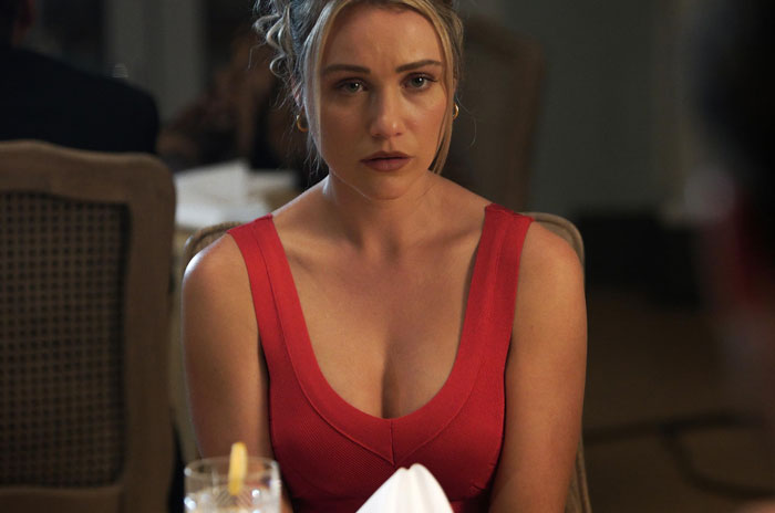 People Roast Male Writers For These 32 TV And Movie Female Characters That Just Don't Make Sense