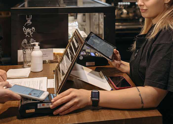 &ldquo;It&rsquo;s Cheaper To Pay With Cash&rdquo;: Customer Makes Cashier Regret Pushing Their Policy On Them